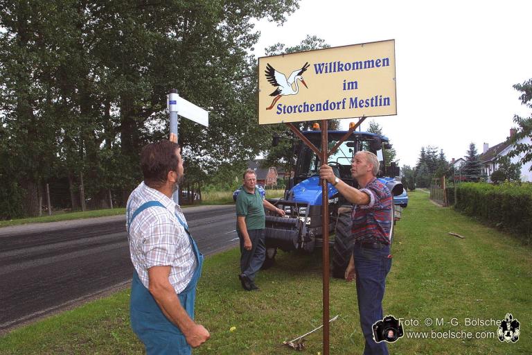 Schild "Storchendorf Mestlin"